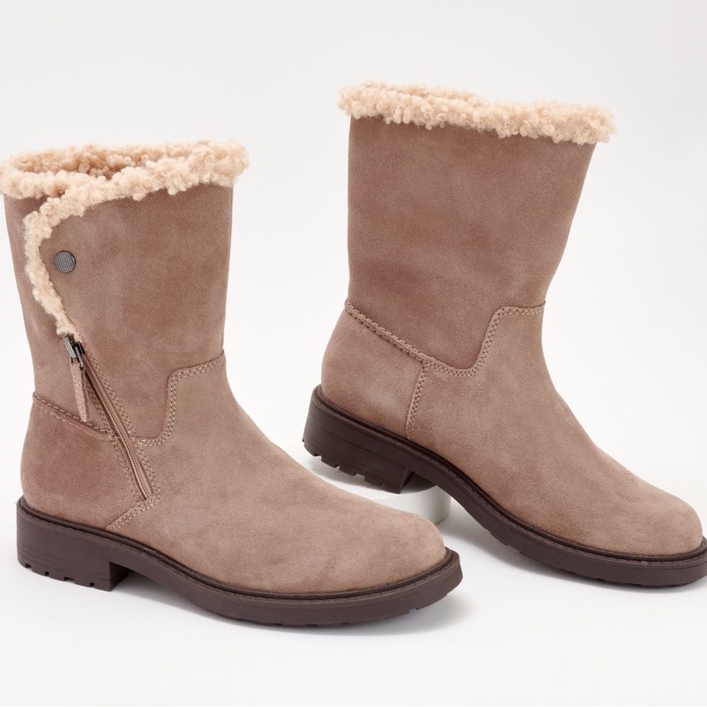 Beautiful never worn Clarks Collection Warm Lined Suede Mid Boots Opal Zip.